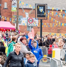 The Wentworth Arms and race crowds