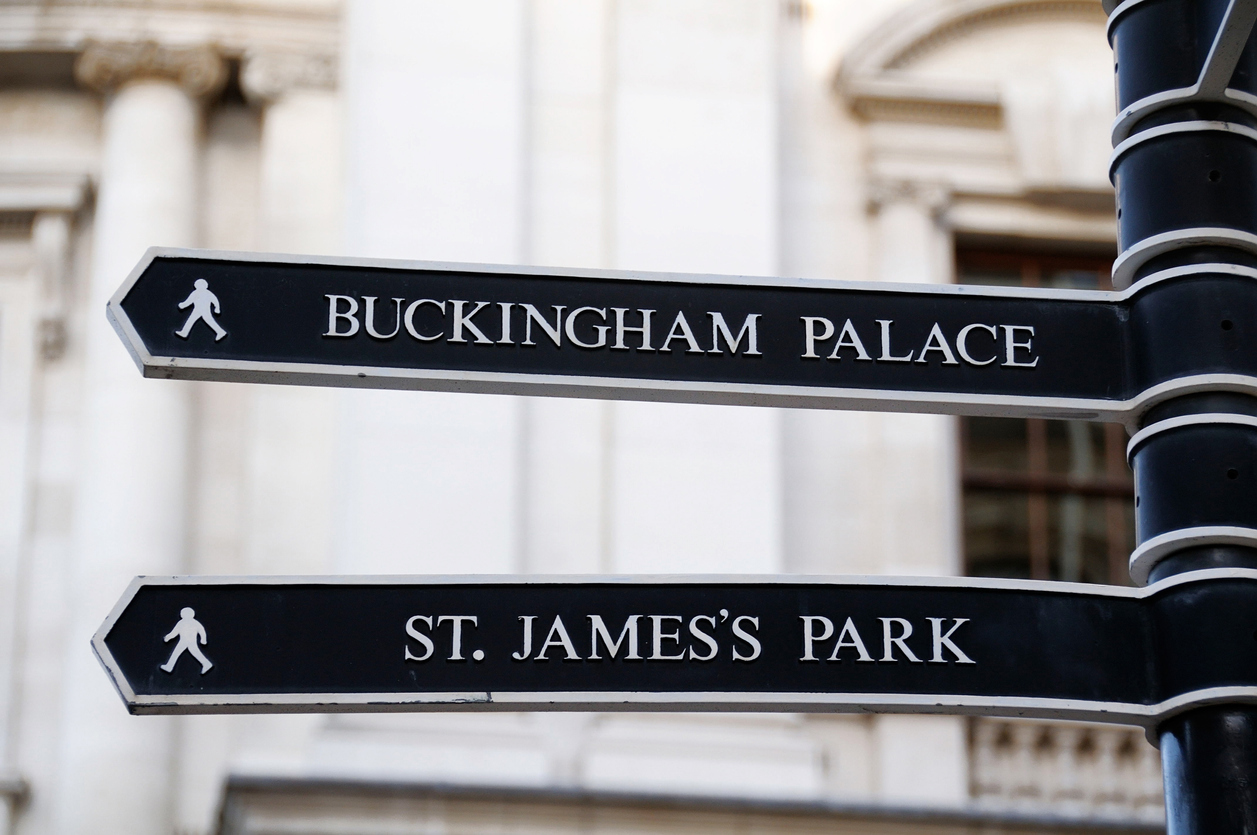 Buckingham palace sign