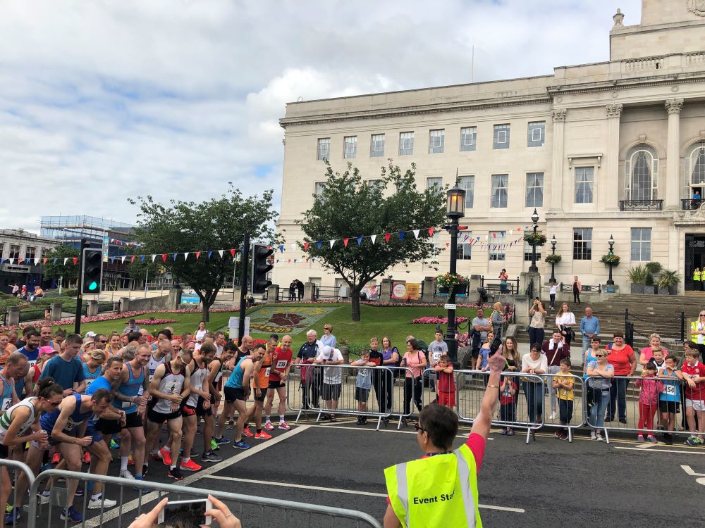 Barnsley 10k runners at the start line outside Barnsley Town Hall