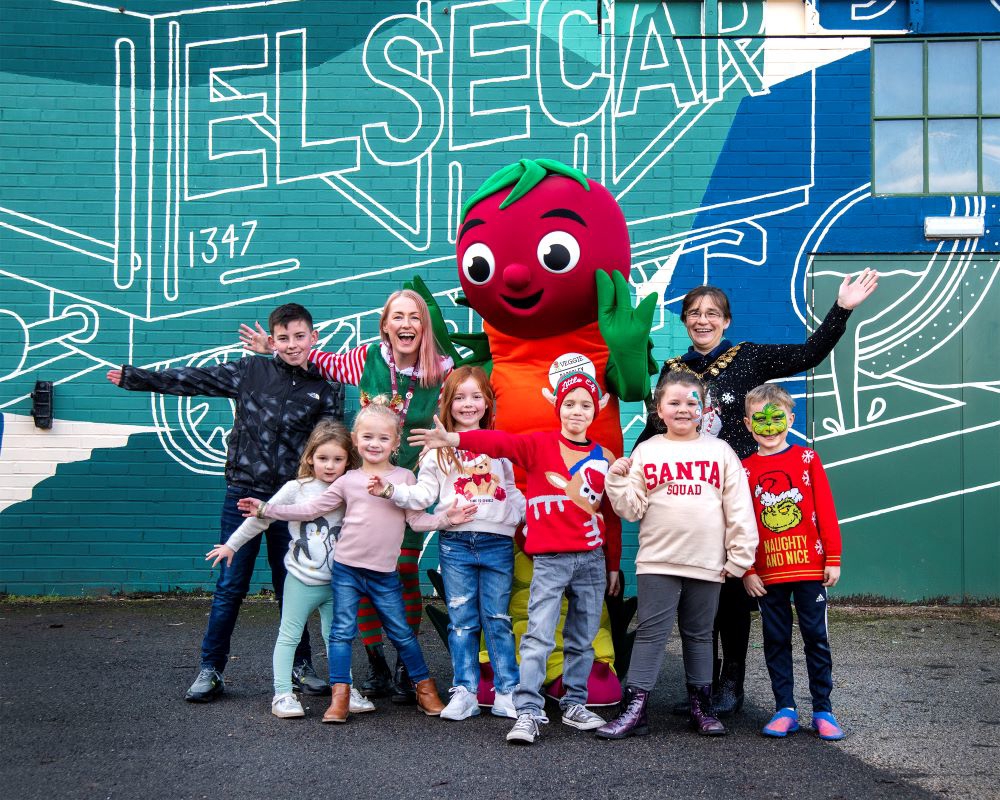 Children with mayor and a large tomato