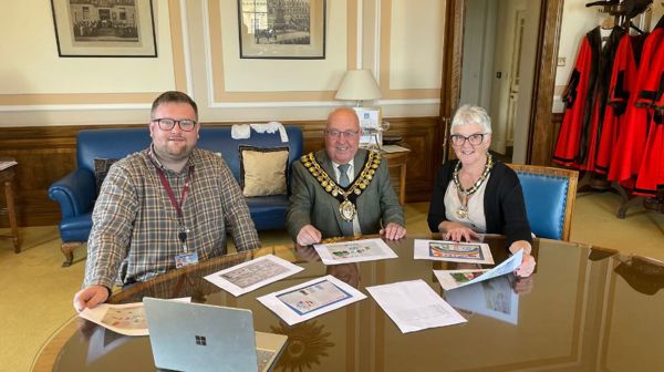 Cllr Higginbottom, Mayor Cllr Mick Stowe And Mayoress Elaine Stow Judging The Competition Entries