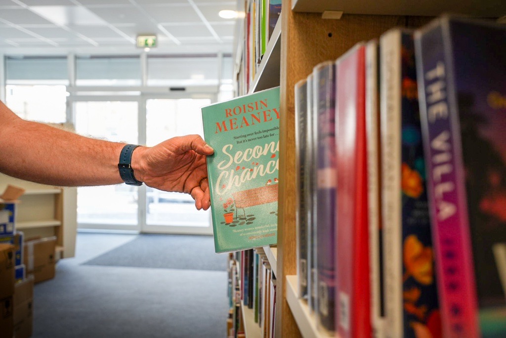 새 단장을 마친 펜리스톤 도서관 내부 서가 사진