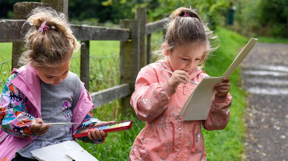 2 little girls painting